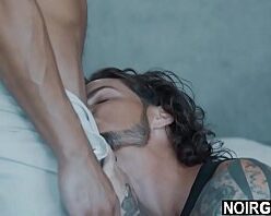 Gay tatuado dando a bundinha pro negão