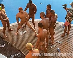 Festinha gay na beira da piscina com esses machos